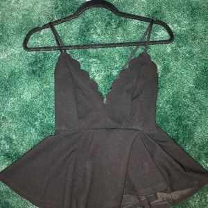 MAKEMECHIC V neck backless scalloped peplum top